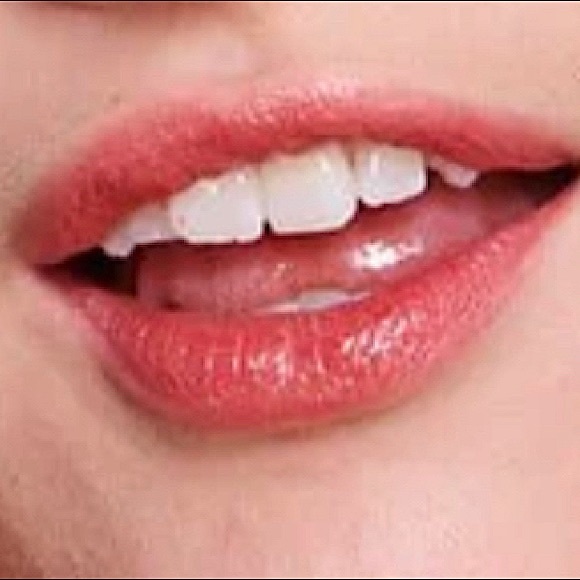 🚨 LAST ONE! Petal Pout lip scrub BY DREW - Picture 7 of 17